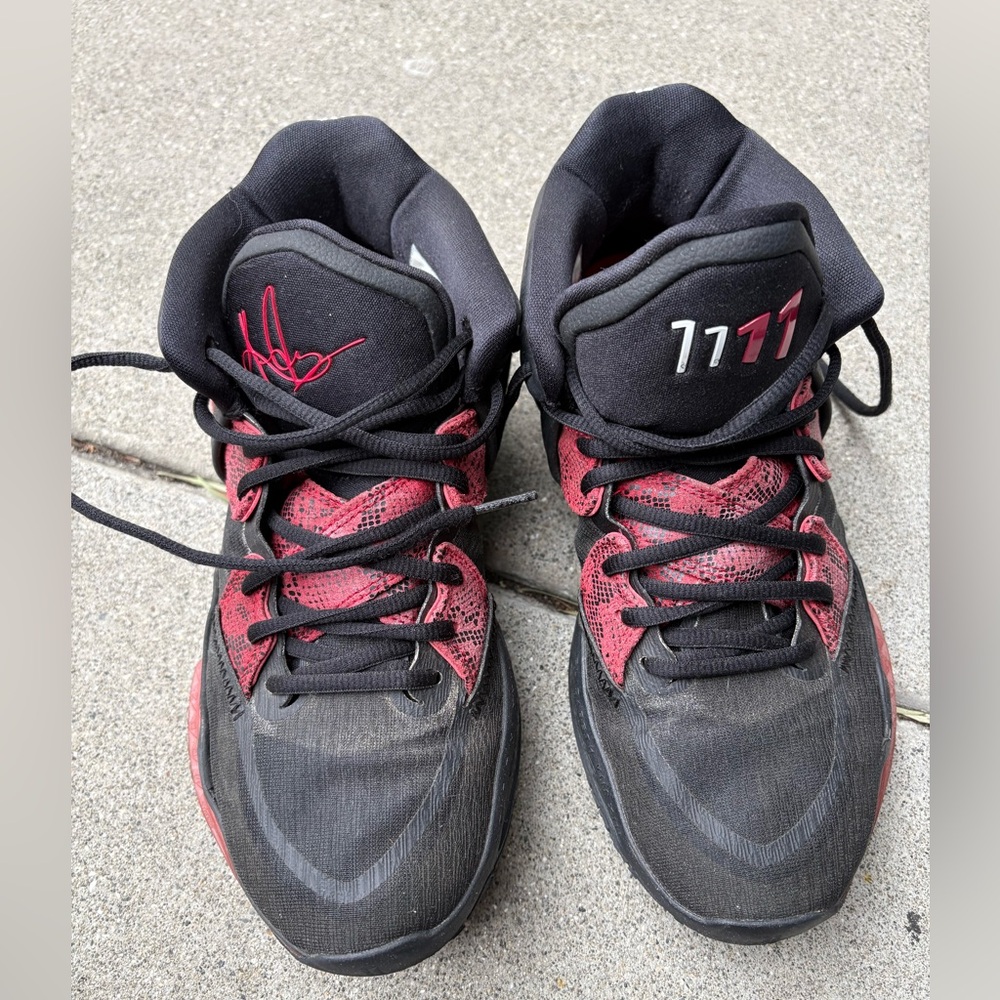 Nike Kyrie - Size 9